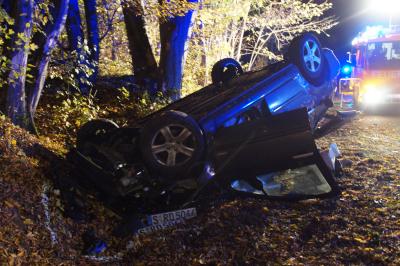Auto kommt von der linken Fahrbahn ab und prallt gegen einen Baum und ueberschlaegt sich in Stuttgart 